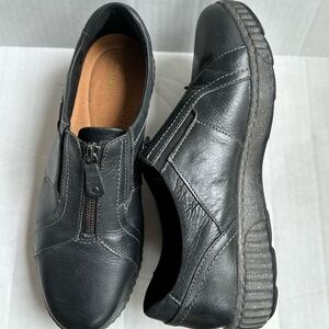 Clarks Women’s Size 10 Black Leather zip casual slip on shoe